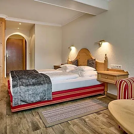 Roggal Hotel 4*